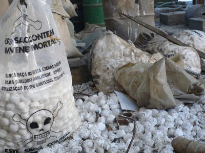 Parte de las bolsas con pastillas de cianuro que Mu encontró en la mina Pan de Azúcar, en la Puna. En la Quebrada querían instalar una mina de uranio.