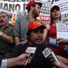 Nelson Aguirre, baleado por la patota fue dado de alta a la mañana y por la tarde encabezó la marcha. Nelson Aguirre, baleado por la patota fue dado de alta a la mañana y por la tarde encabezó la marcha.