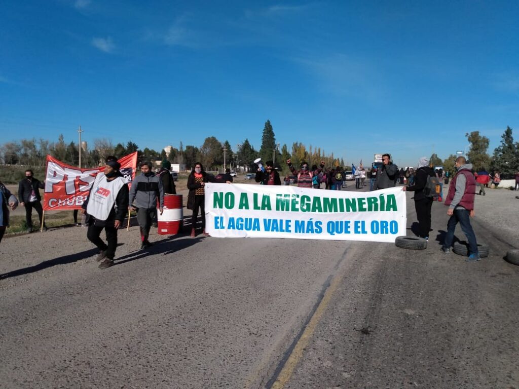 Democracia no, megaminería sí: cortes de ruta, tomas de municipios y movilizaciones en Chubut, repudiando la burla a la Iniciativa Popular