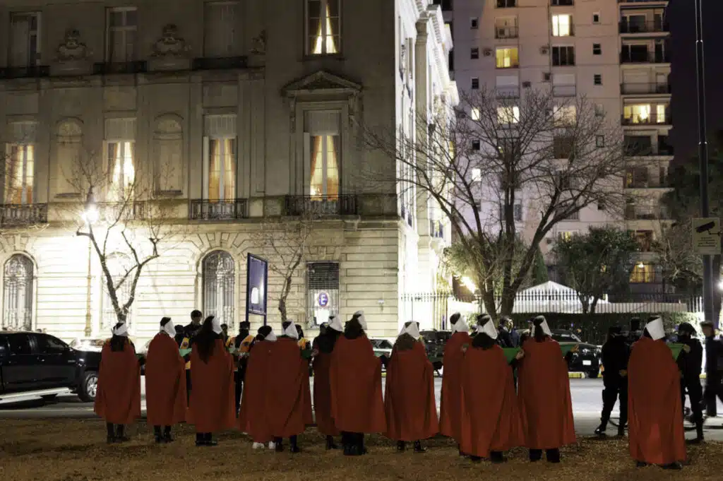 Las Criadas: acción ante la Embajada norteamericana en defensa del derecho al aborto