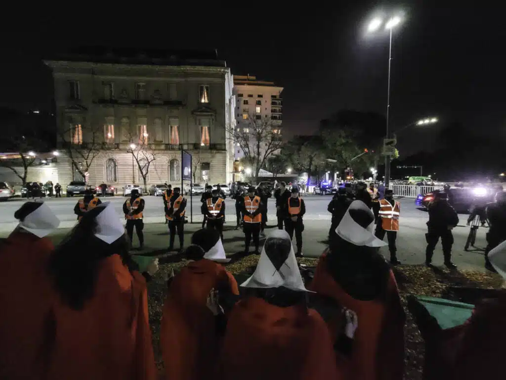 Las Criadas: acción ante la Embajada norteamericana en defensa del derecho al aborto