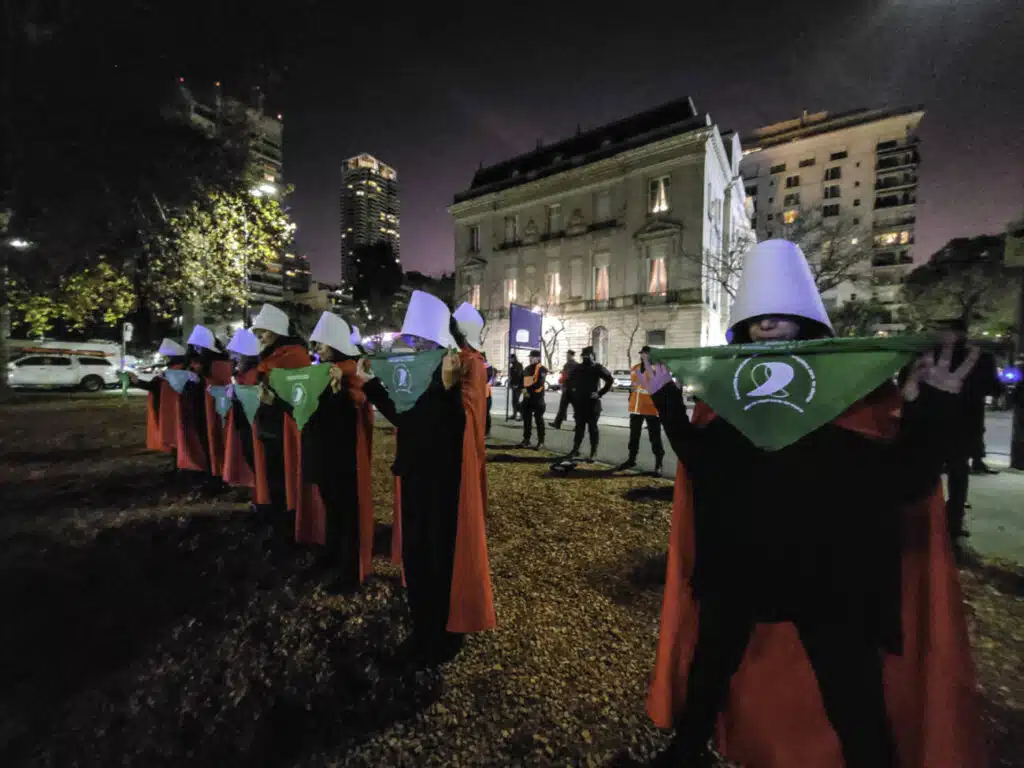Las Criadas: acción ante la Embajada norteamericana en defensa del derecho al aborto