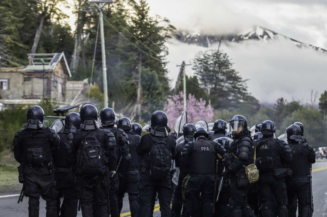 Represión en Villa Mascardi contra la comunidad mapuche: “¿Querías tierra? Comé tierra, india de mierda”