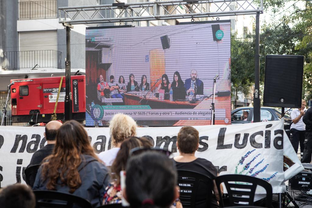 Fue femicidio: en atento silencio y durante 5 horas cientos de personas escucharon el pedido de perpetua para los imputados por el crimen de Lucía