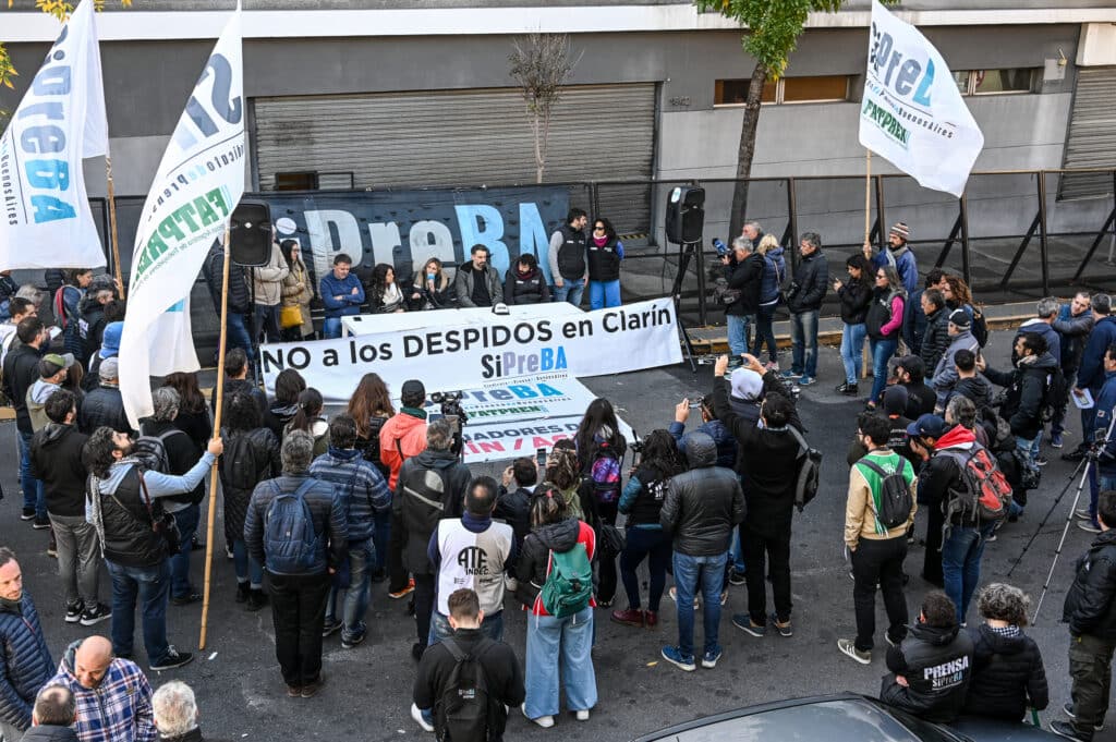 48 despidos en Clarín, y suspenso en el medio con más pauta oficial: personas humilladas, mentiras, falsas reconversiones y conciliación obligatoria  