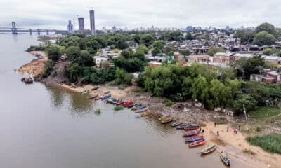 El río Paraná; de fondo, mega edificios en construcción y, a la derecha de la imagen, el barrio Virgen de los Dolores donde funciona la cooperativa de malloneros. Fotos: Sebastián Smok.