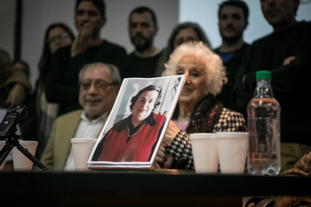 Julio Santucho y Estela Carlotto detrás de la foto de Nélida Nievas, la abuela del nieto recuperado este viernes. Nélida falleció en 2012 y fue una de las históricas referentes de Abuelas. Nieto 133
