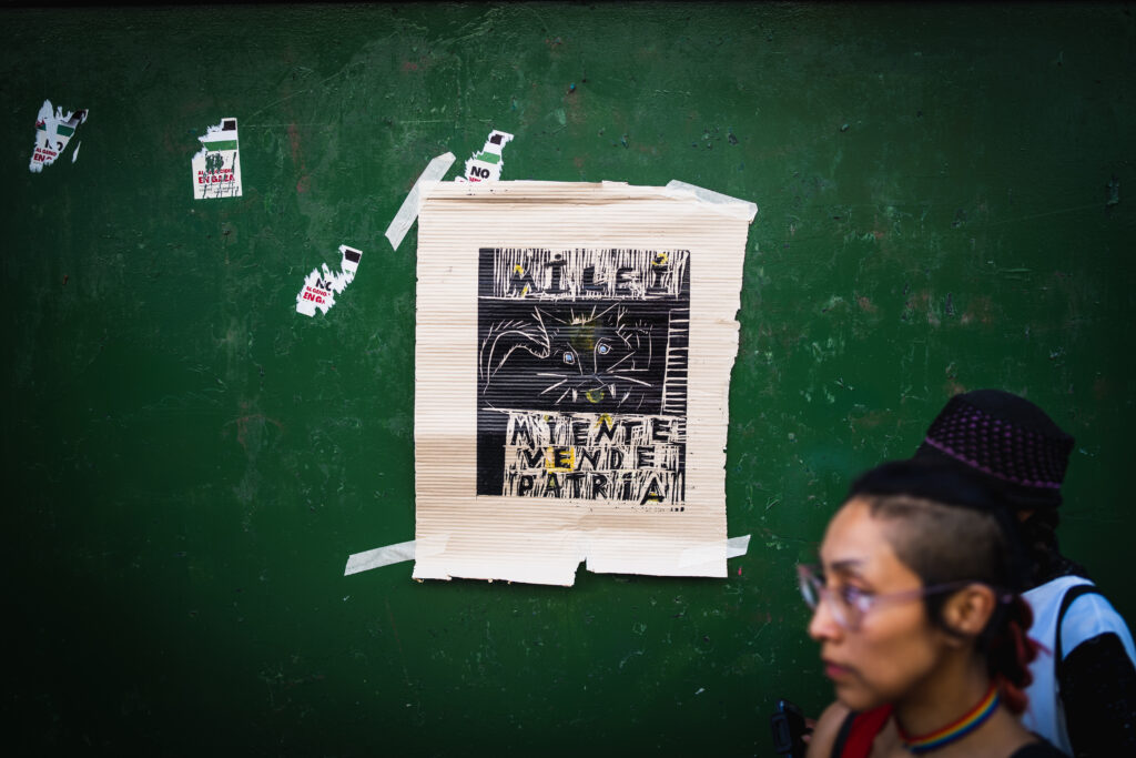 Piquete y cacerola a 22 años del 2001: el DNU de desguace del país, la reacción barrio por barrio y la marcha que desafió el protocolo