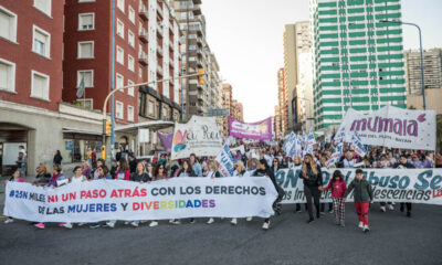 Mujeres en marcha junto al mar, a propósito del último Día Internacional de la Lucha contra la Violencia hacia la Mujer, el 25N. La marcha ocupó más de diez cuadras.