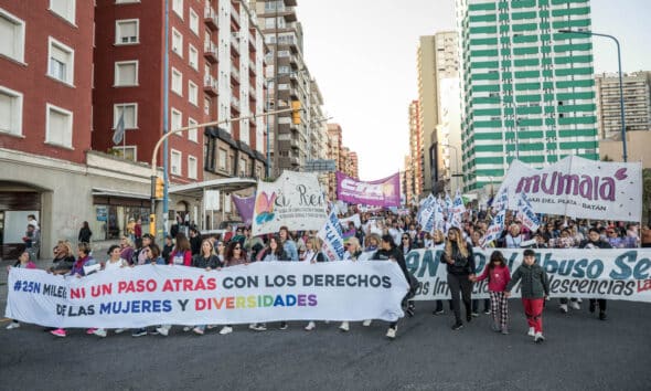 Mujeres en marcha junto al mar, a propósito del último Día Internacional de la Lucha contra la Violencia hacia la Mujer, el 25N. La marcha ocupó más de diez cuadras.