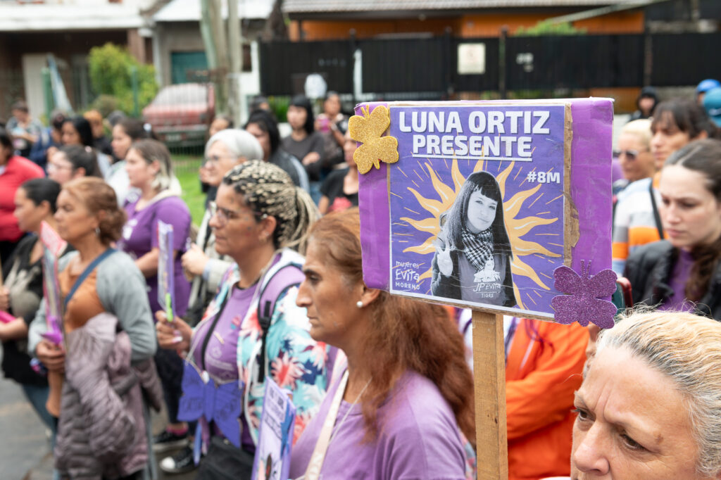Luna hace escuela: presentan una placa recordatoria de la joven asesinada, en reclamo de justicia