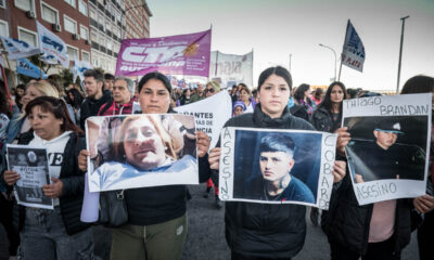 Movilización contra los femicidios en la ciudad, que ocupó unas diez cuadras, a propósito del Día Internacional de la Lucha contra la Violencia hacia la Mujer. Ante la falta de justicia, las mujeres revelan las caras de los femicidas. Fotos: Sebastián Smok.