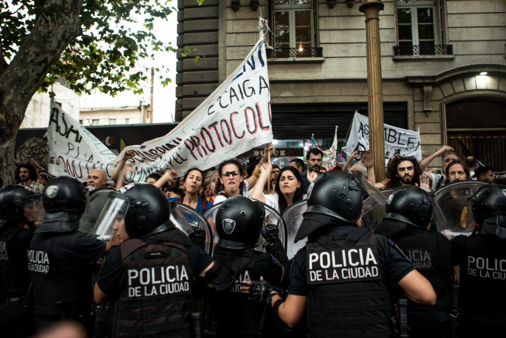 Motosierra al cine y represión policial: relatos salvajes