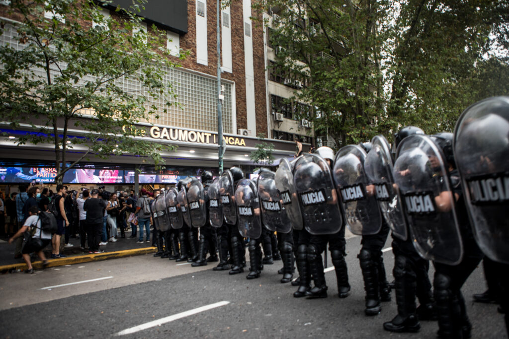 Motosierra al cine y represión policial: relatos salvajes