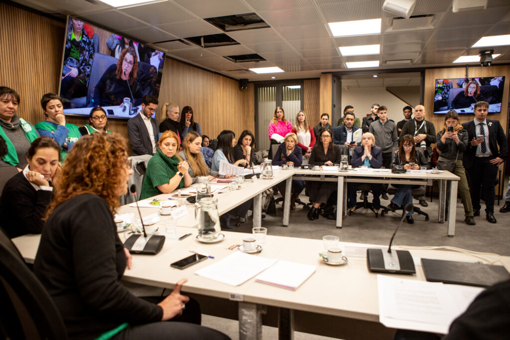 Periodistas Argentinas en Diputados: “Es urgente terminar con el acoso y la violencia en el ámbito laboral y académico”