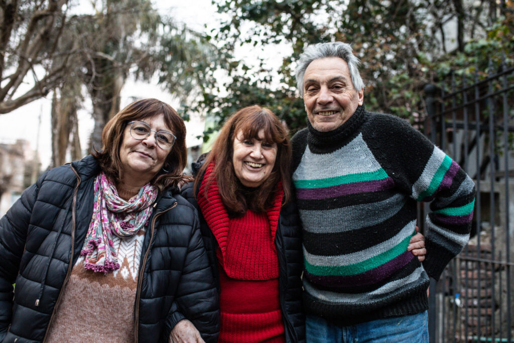 Desde abajo: familiares y Compañeros de Tres de febrero