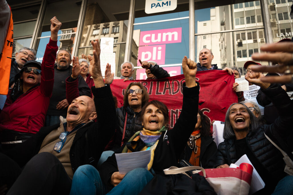 “Topo, tenemos hambre”: ronda por las jubilaciones, efectos papales y el arte de gambetear a la policía