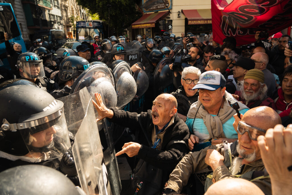 “Topo, tenemos hambre”: ronda por las jubilaciones, efectos papales y el arte de gambetear a la policía