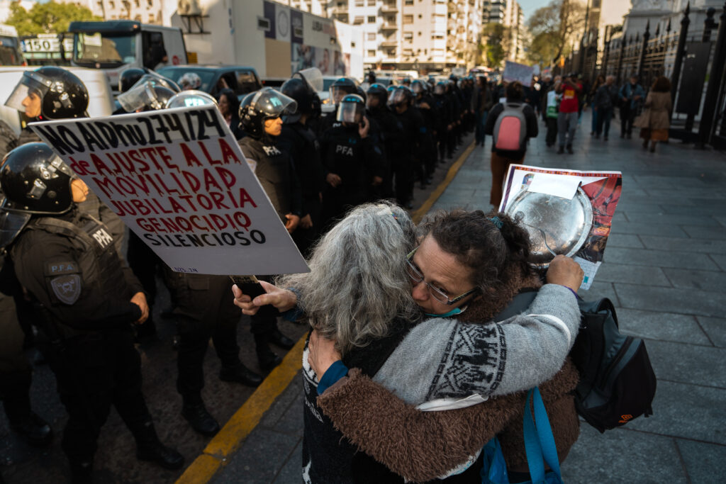 “Topo, tenemos hambre”: ronda por las jubilaciones, efectos papales y el arte de gambetear a la policía