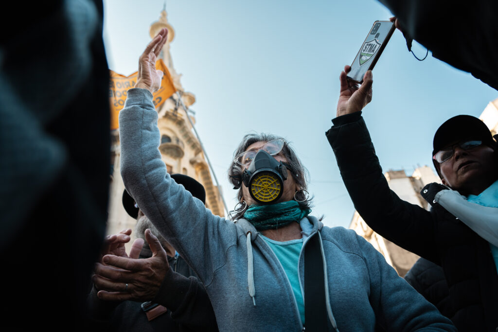 “Topo, tenemos hambre”: ronda por las jubilaciones, efectos papales y el arte de gambetear a la policía