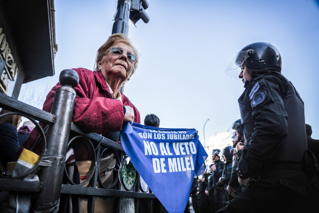 Vetados y reprimidos: la ronda de los miércoles de los jubilados fue atacada por un desproporcionado operativo policial