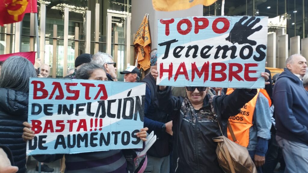 “Topo, tenemos hambre”: ronda por las jubilaciones, efectos papales y el arte de gambetear a la policía