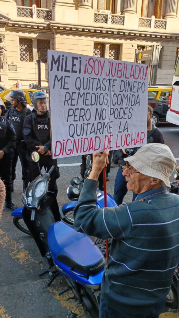 “Topo, tenemos hambre”: ronda por las jubilaciones, efectos papales y el arte de gambetear a la policía