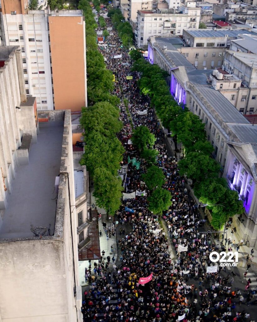 Clases callejeras y marchas por la educación pública: el pueblo no cambia de idea