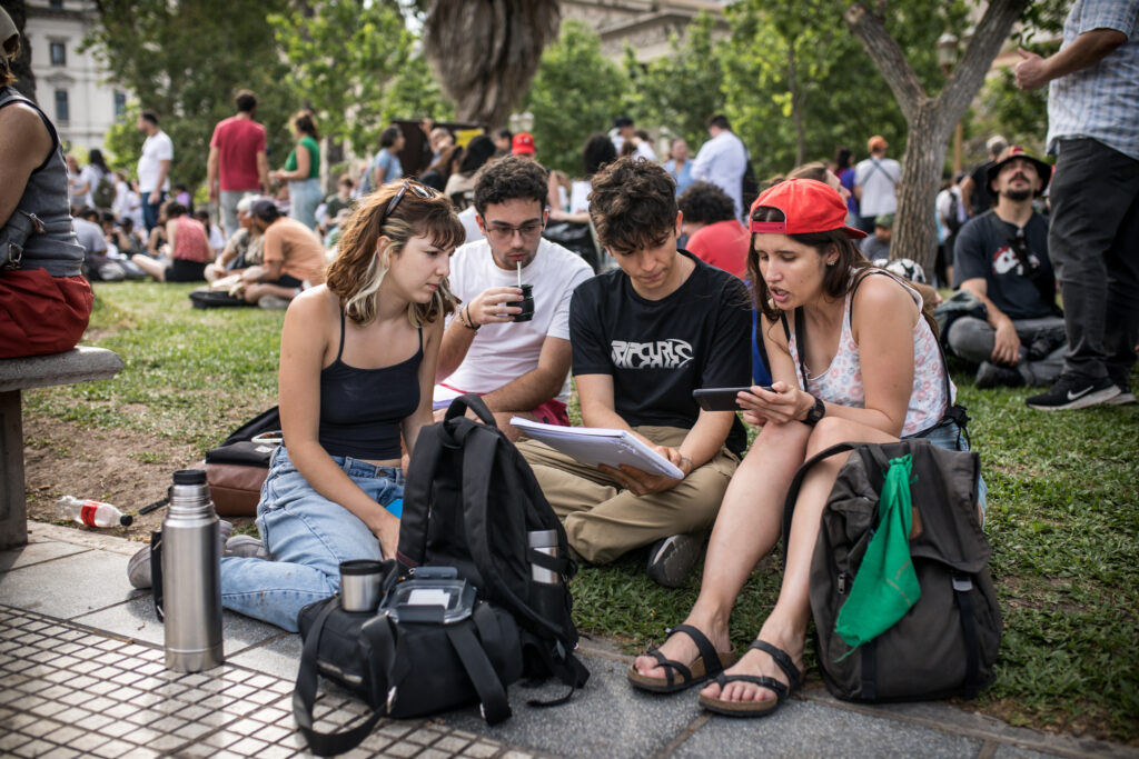 Más de 100 clases públicas en Plaza de Mayo: una lección política