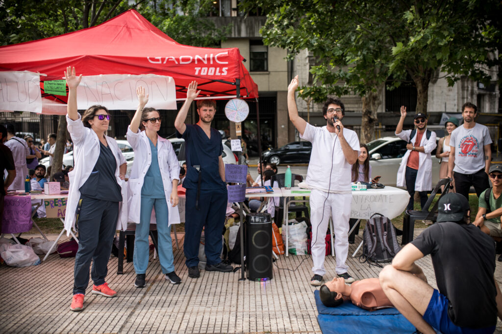 Más de 100 clases públicas en Plaza de Mayo: una lección política