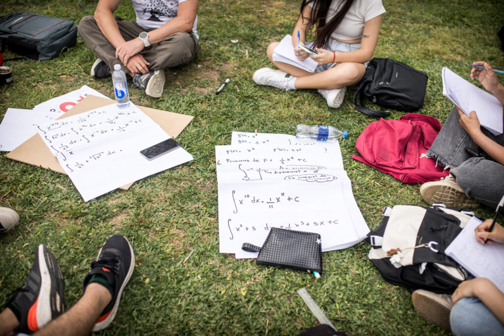 Más de 100 clases públicas en Plaza de Mayo: una lección política