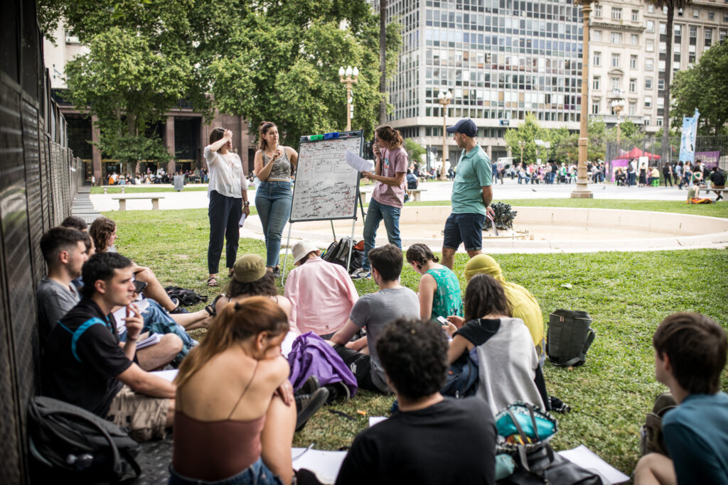 Más de 100 clases públicas en Plaza de Mayo: una lección política