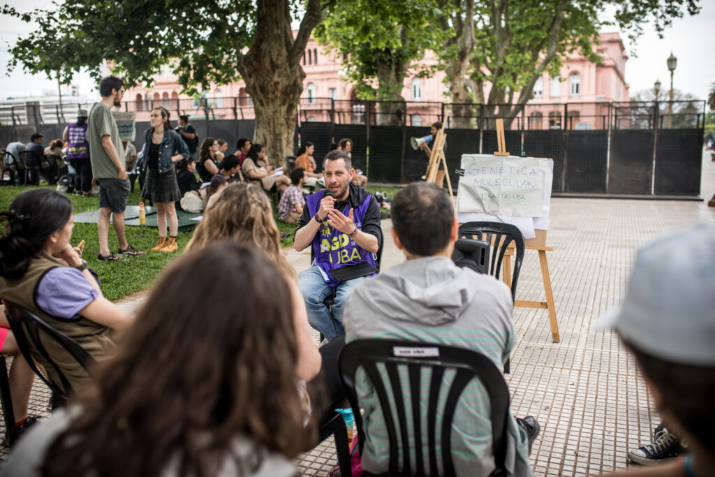 Más de 100 clases públicas en Plaza de Mayo: una lección política