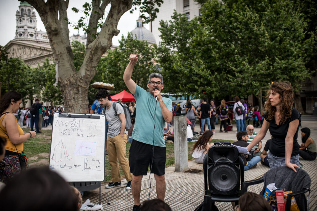 Más de 100 clases públicas en Plaza de Mayo: una lección política