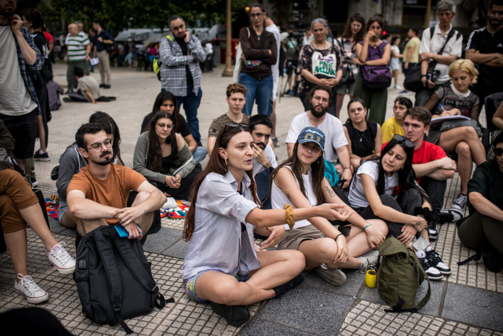 Más de 100 clases públicas en Plaza de Mayo: una lección política