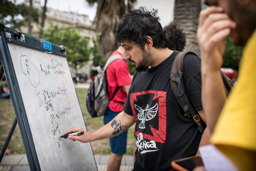 Más de 100 clases públicas en Plaza de Mayo: una lección política