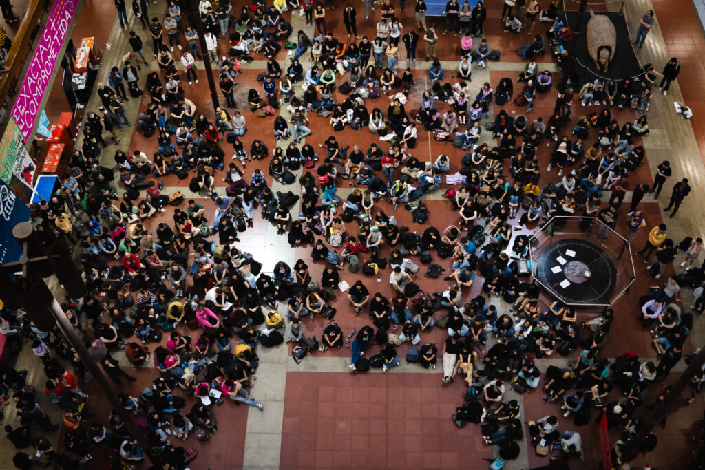 Clases callejeras y marchas por la educación pública: el pueblo no cambia de idea