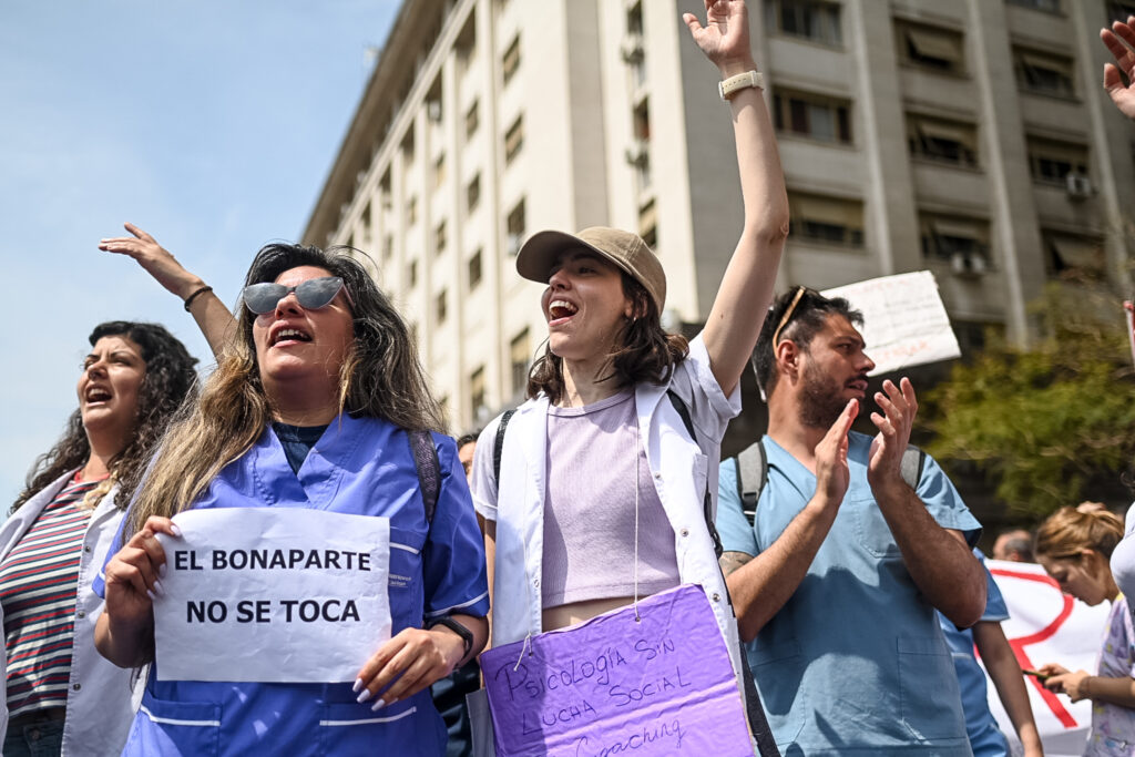 El estado de la salud: Hospitales marcharon contra el recorte, con el Bonaparte como símbolo de la insensibilidad