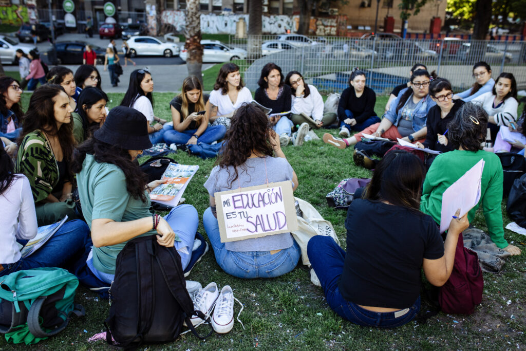 Clases callejeras y marchas por la educación pública: el pueblo no cambia de idea