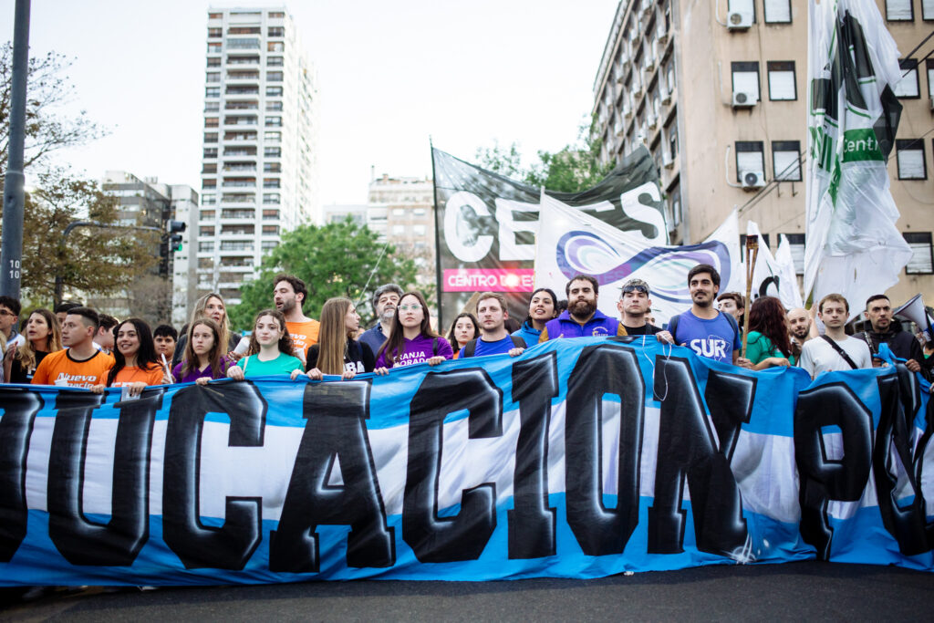 Clases callejeras y marchas por la educación pública: el pueblo no cambia de idea