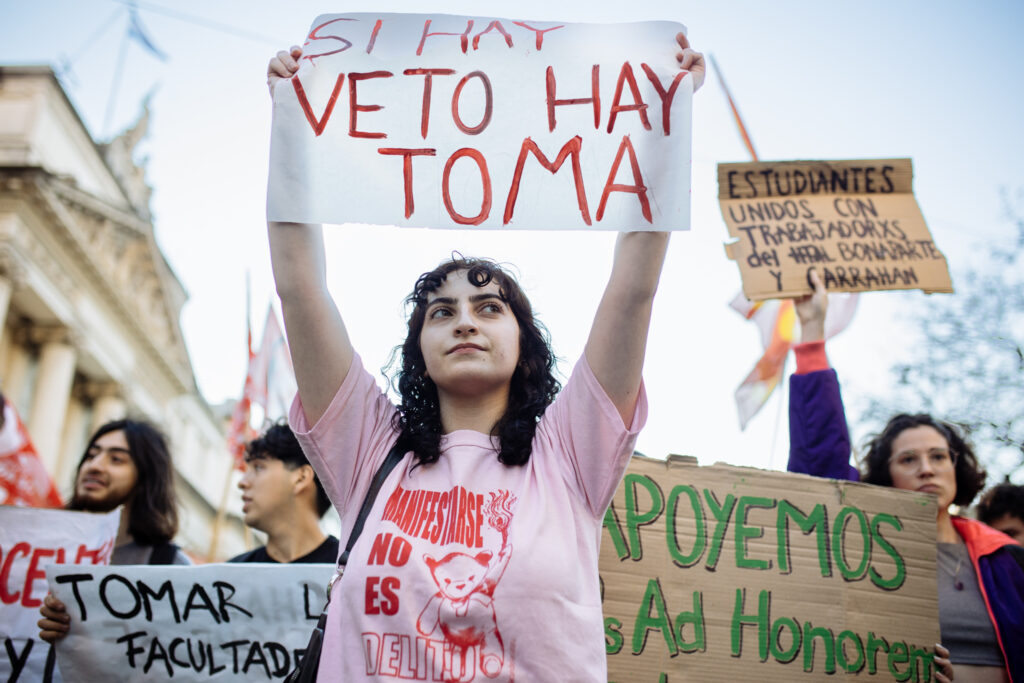 Clases callejeras y marchas por la educación pública: el pueblo no cambia de idea