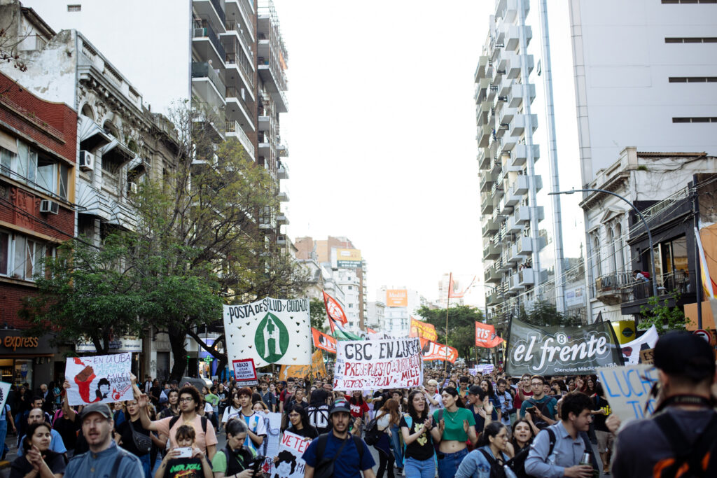 Clases callejeras y marchas por la educación pública: el pueblo no cambia de idea