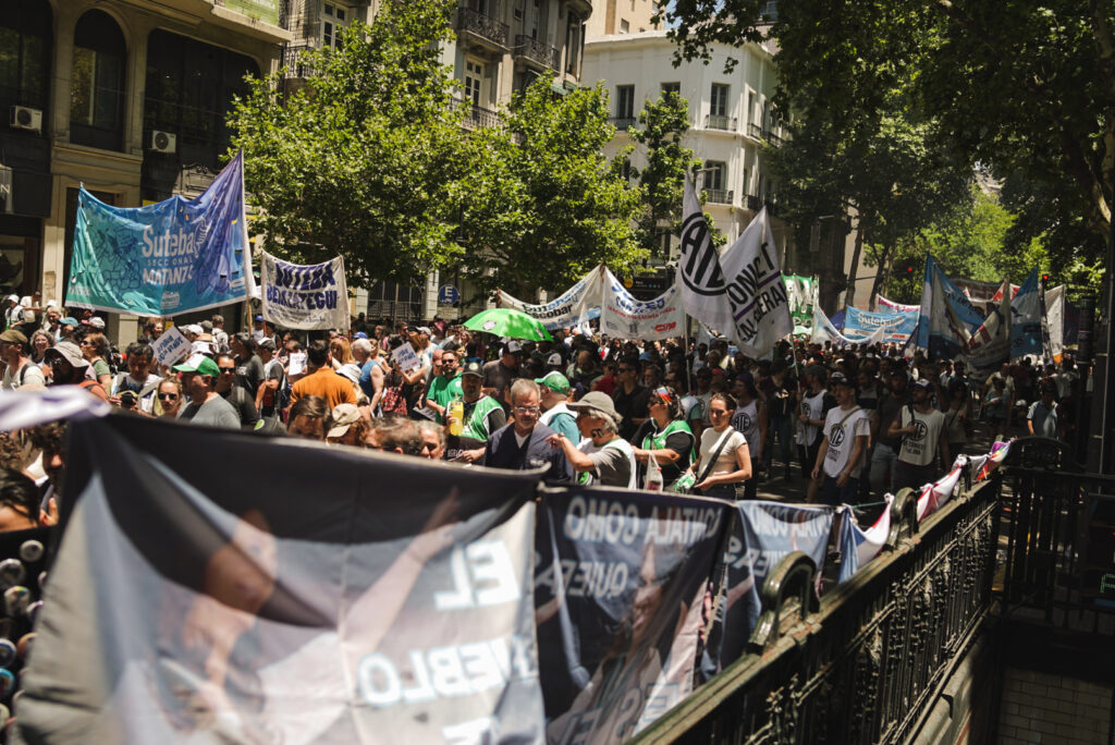 Un acto y tres rondas en Plaza de Mayo: ¿qué es resistir?