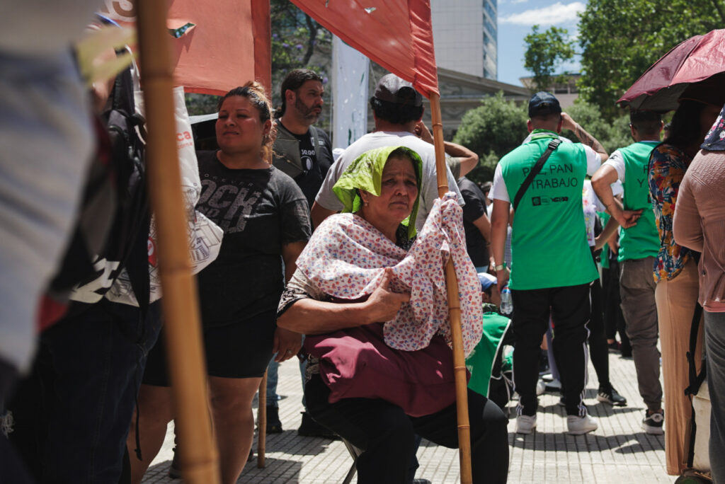 Un acto y tres rondas en Plaza de Mayo: ¿qué es resistir?