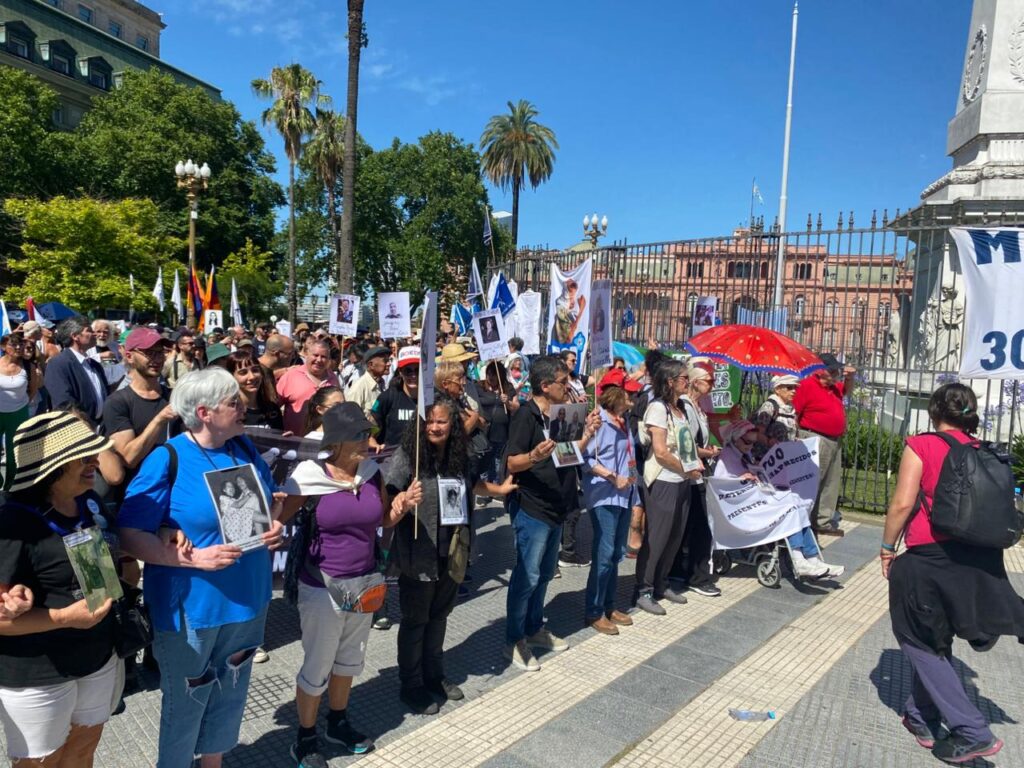 Un acto y tres rondas en Plaza de Mayo: ¿qué es resistir?