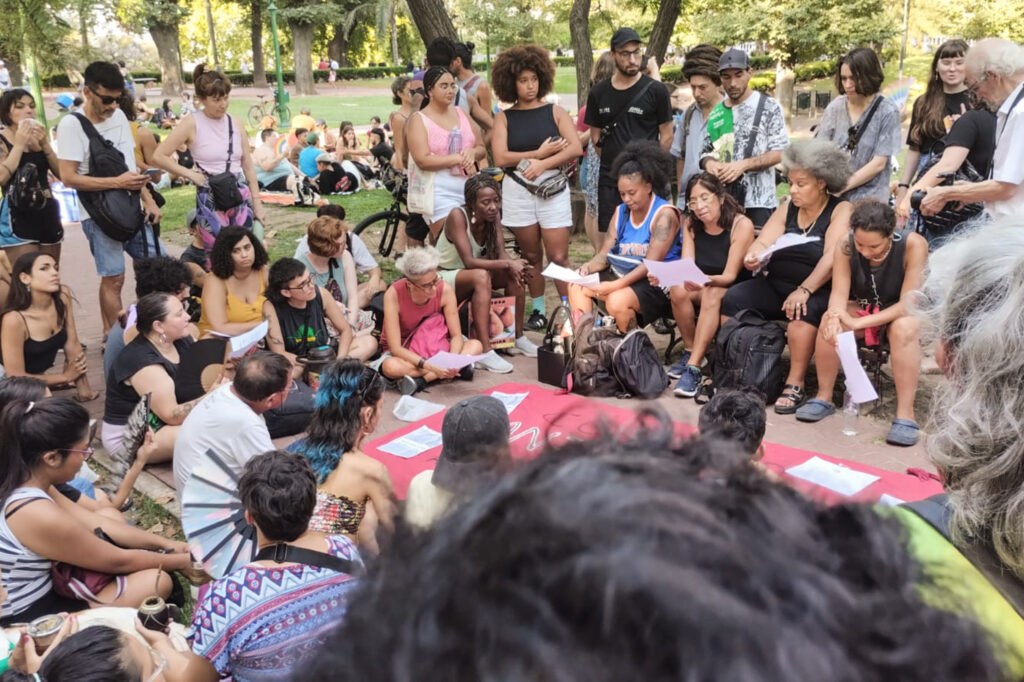 Un fuego que arde y una asamblea que crece