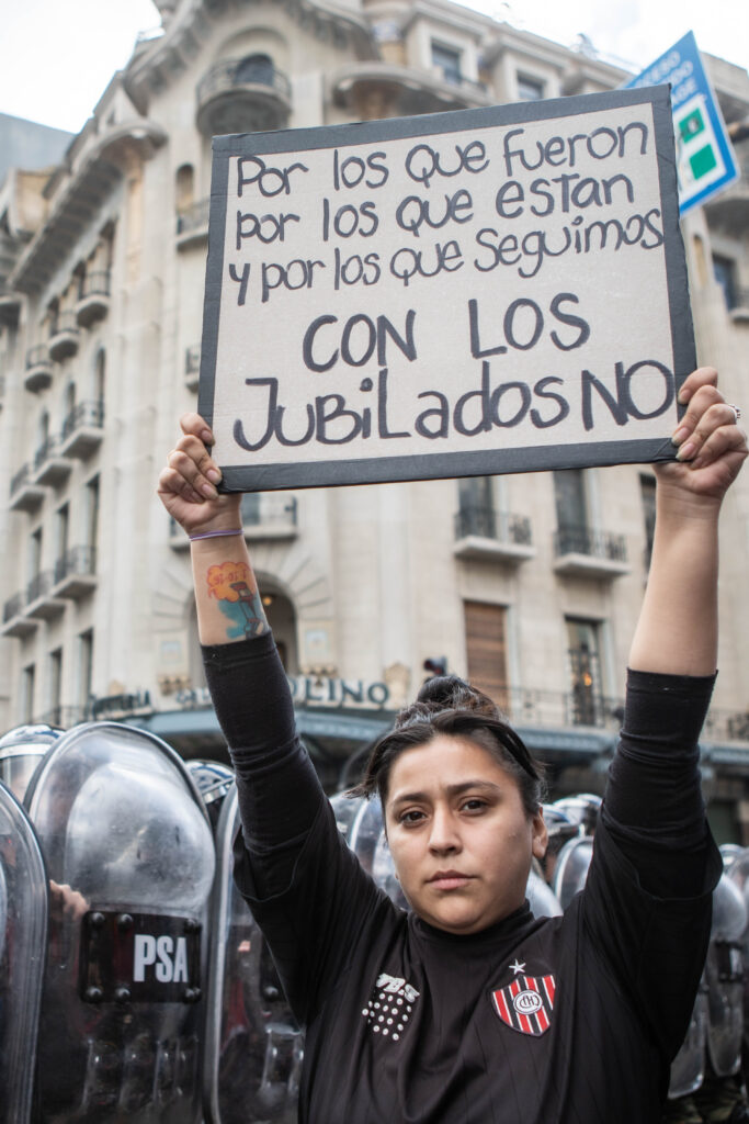 Hinchadas y jubilados versus violencia estatal: La represión, el aguante y los partidos que se vienen