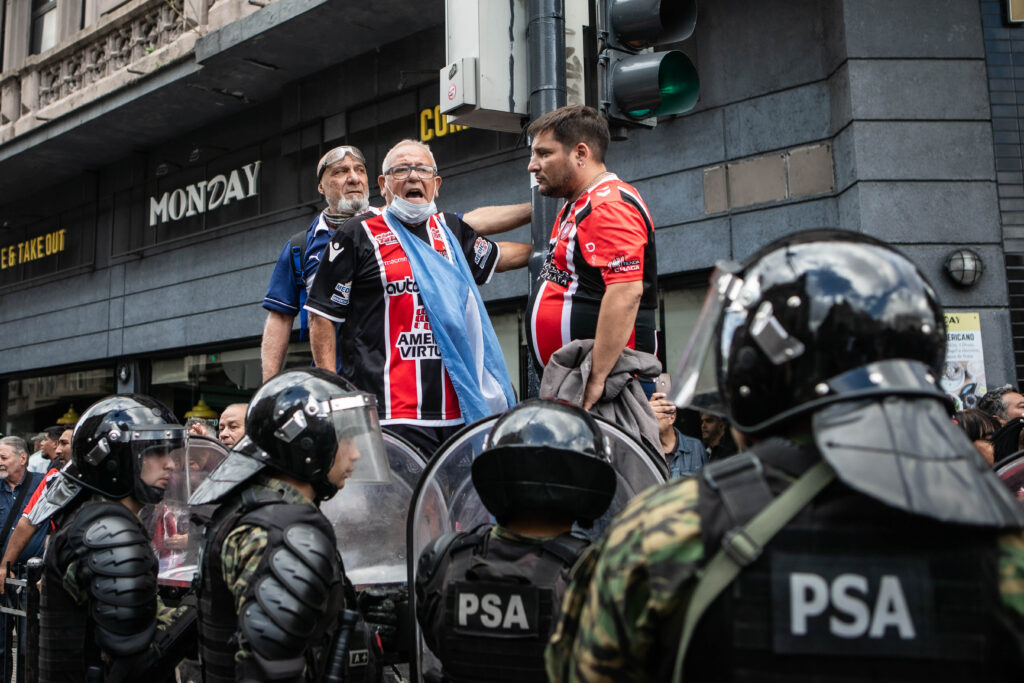 La sociedad en movimiento versus el Estado barrabrava