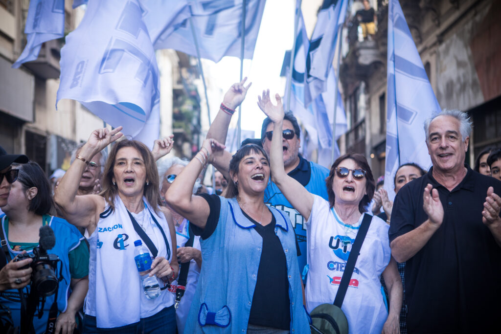 DNU y marcha: arriba todo mal, abajo todo bien