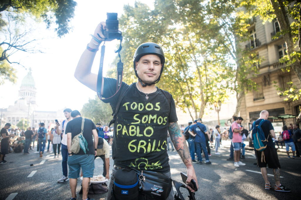 DNU y marcha: arriba todo mal, abajo todo bien